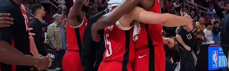 世界杯决赛记录-小伙子你是功臣！杜兰特申京赛后拍谢泼德的脑袋致意 范乔丹转发