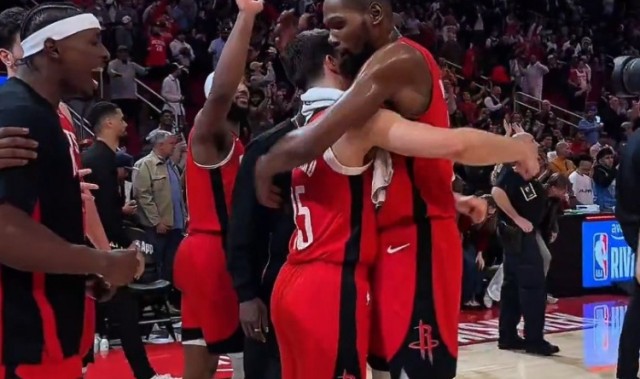 世界杯决赛记录-小伙子你是功臣！杜兰特申京赛后拍谢泼德的脑袋致意 范乔丹转发